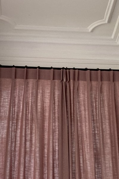 roze elegance gordijnen in de woonkamer bij een klant thuis ingezoomd op de afwerking van de enkele plooi en de stof op de foto zijn de gordijnen gesloten