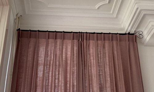 elegance-roze-gordijnen-woonkamer-klant-afwerking-ingezoomd