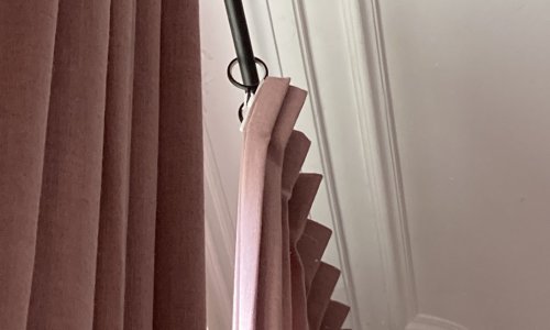 elegance-roze-gordijnen-woonkamer-klant-ophangsysteem