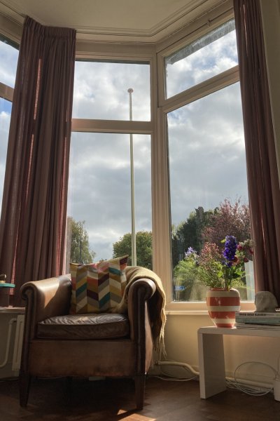 roze elegance gordijnen in een erker in de woonkamer bij een klant thuis enkele plooi en gordijnen zijn open