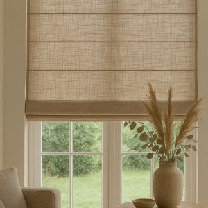 Soft taupe vouwgordijnen die het interieur een warme, zachte uitstraling geven. sfeer beeld in moderene woonkamer