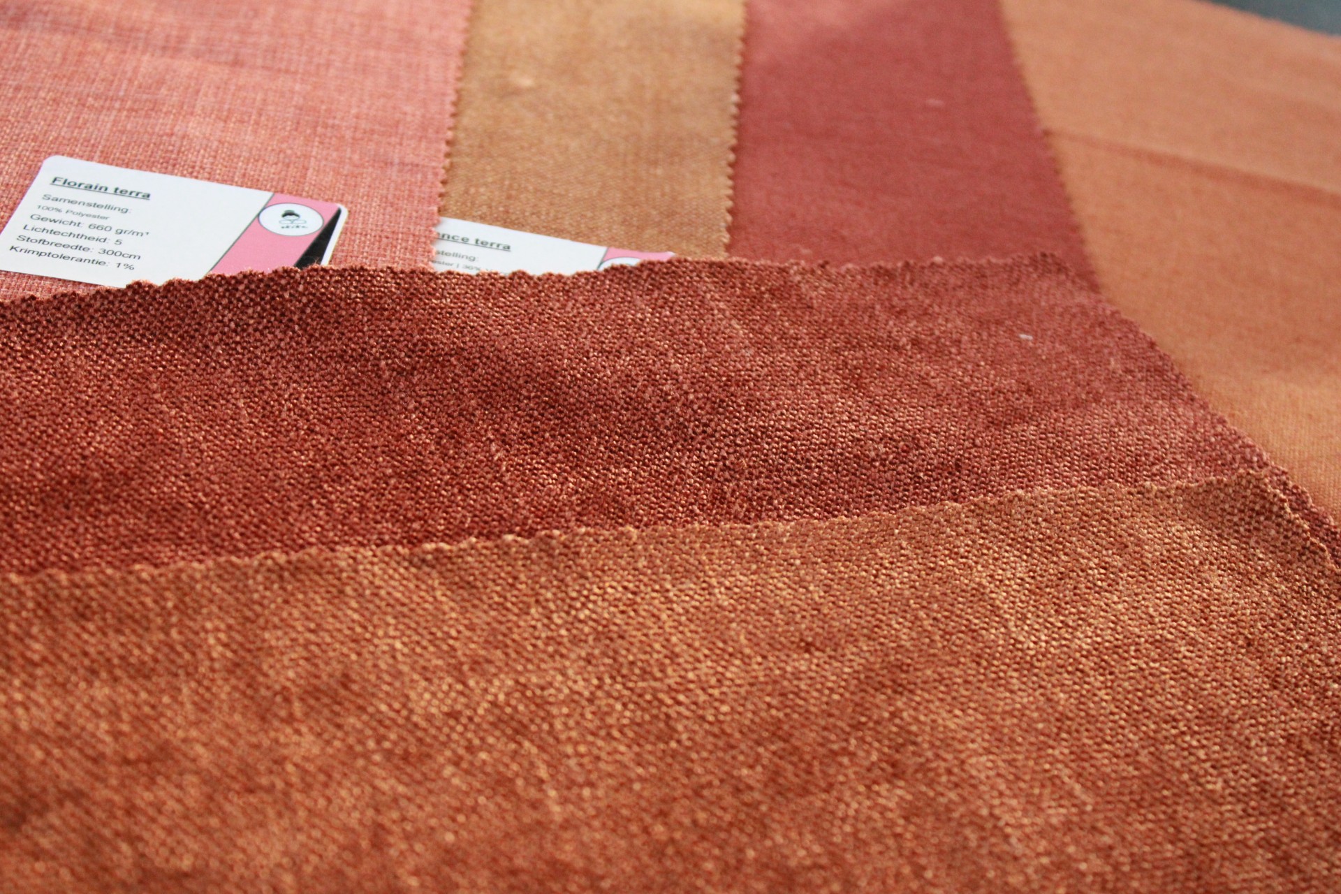 terracotta/oranje stalenpakket-gordijnen van Okika, warme en rustige kleuren