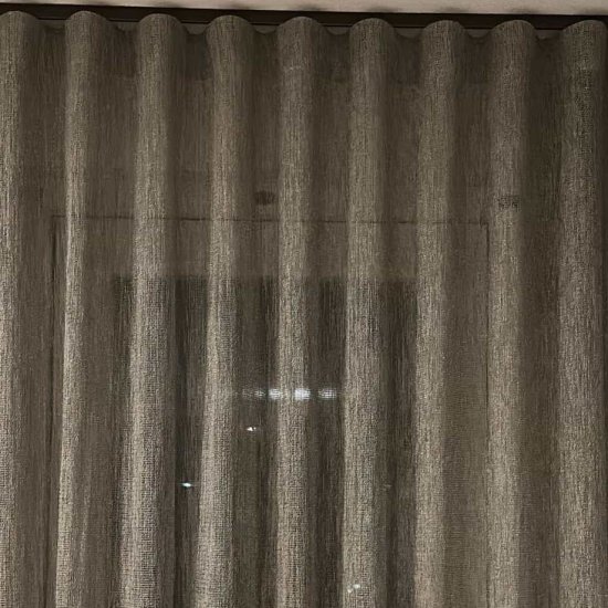 Voorbeeld van ophangsysteem wave gordijnen, close up van wave op rails.