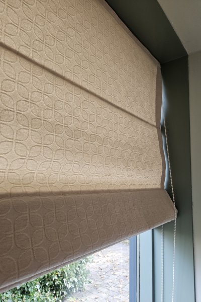 Zacht-retro-creme-vouwgordijnen-close-up-woonkamer-klant