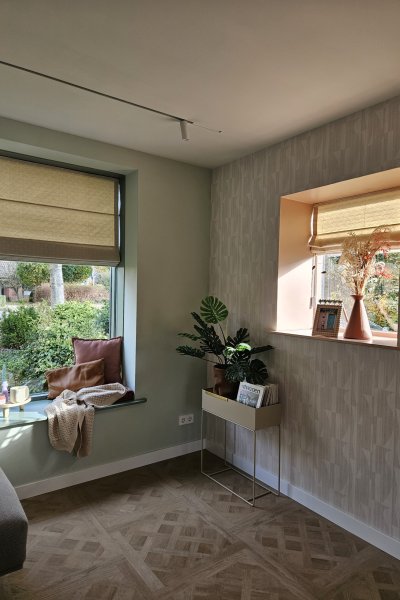 Zacht-retro-creme-vouwgordijnen-sfeerfoto-woonkamerklant