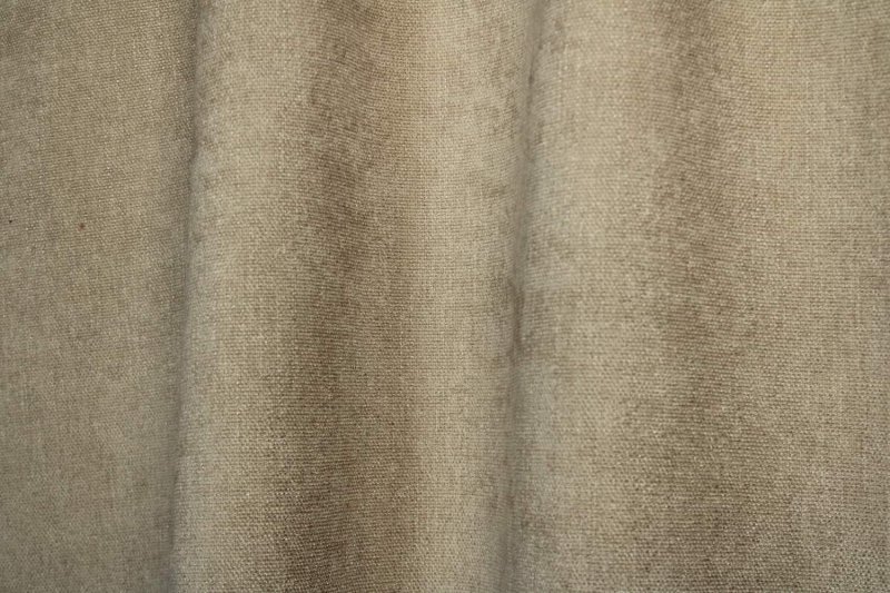 Beige gordijnen uit de Imperial collectie van Okika, sfeerfoto met gordijnen in de plooi