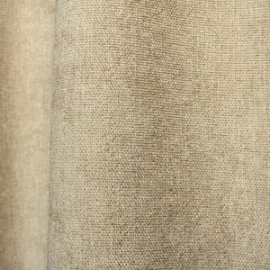 Stofdetails van beige gordijnen uit de Imperial collectie van Okika, close-up van de stofstructuur.