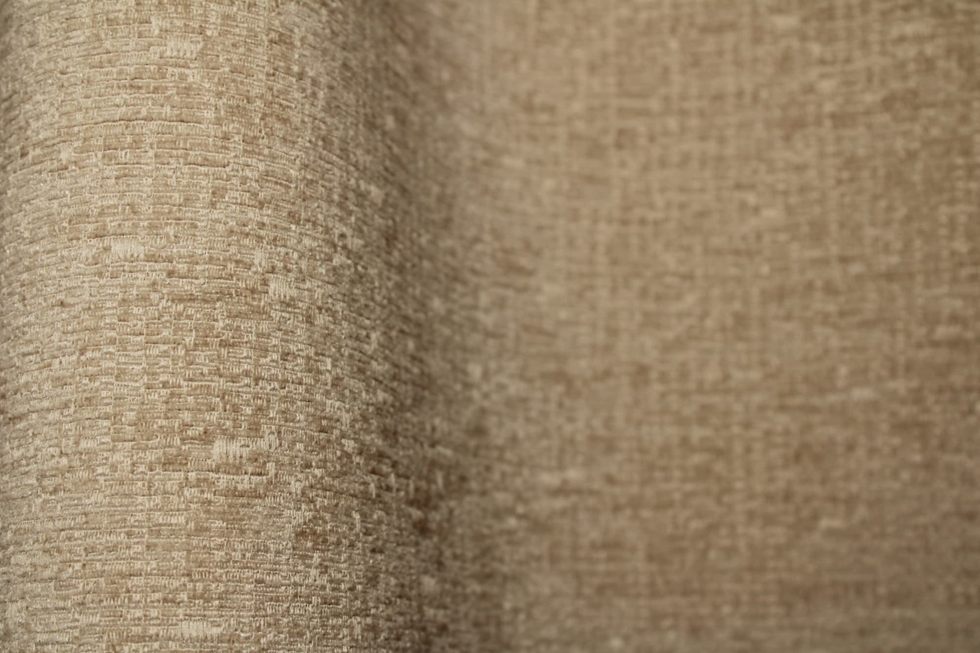 Close up van beige teddy chenille gordijnstof met een rustige, warme uitstraling