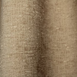 Stofpatroon van beige teddy chenille gordijnen van Okika, waarbij de plooival zichtbaar is.