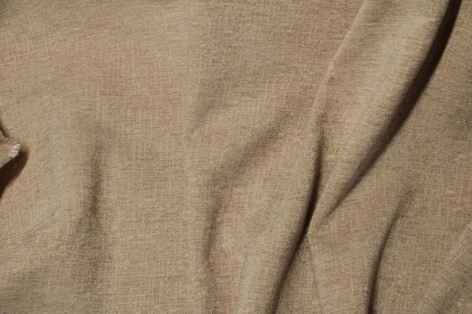 Stofstructuur van beige teddy chenille gordijnen van Okika, gefotografeerd op korte afstand.