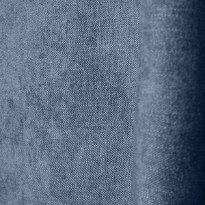 Stofdetails van blauwe gordijnen uit de Imperial collectie van Okika, close-up van de weving.