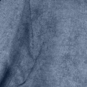 Stofstructuur van blauwe gordijnen uit de Imperial collectie van Okika, close-up van de weving met de stof in elkaar gedraaid