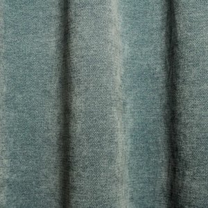 sfeerfoto van blauwe gordijnen uit de chenille collectie, gordijnen hangen mooi in de plooi