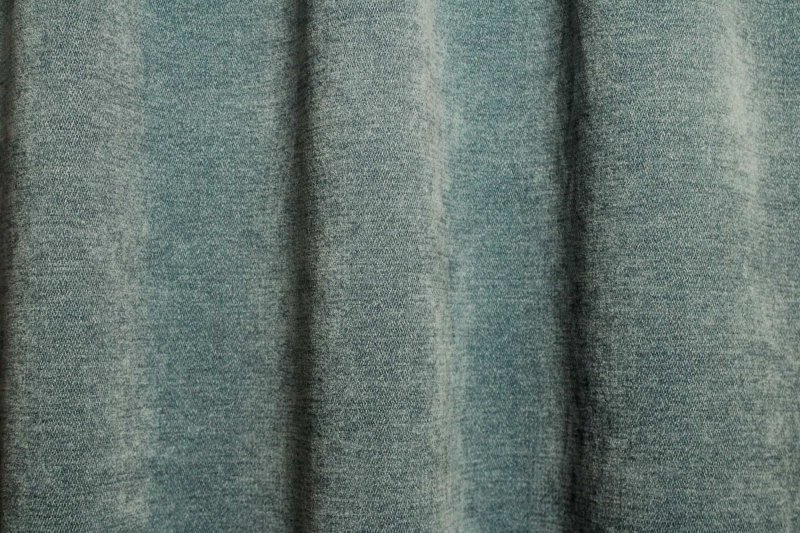 sfeerfoto van blauwe gordijnen uit de chenille collectie, gordijnen hangen mooi in de plooi