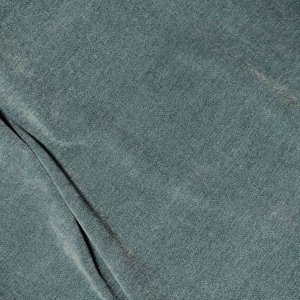 Stofstructuur van blauwe chenille gordijnen van Okika, gefotografeerd op korte afstand.