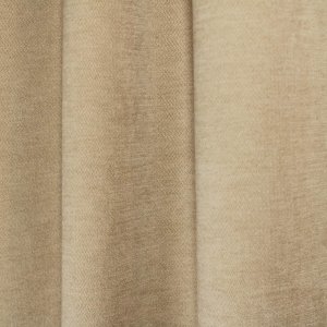 Sfeerfoto van chenille gordijnen in het creme van Okika, hangend in de plooi.