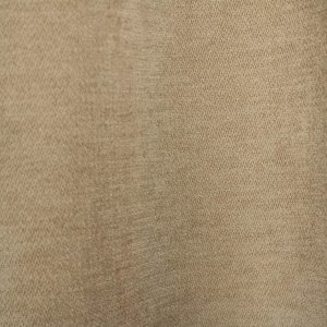 Stofdetails van crèmekleurige chenille gordijnen van Okika, met zicht op de chenille structuur.