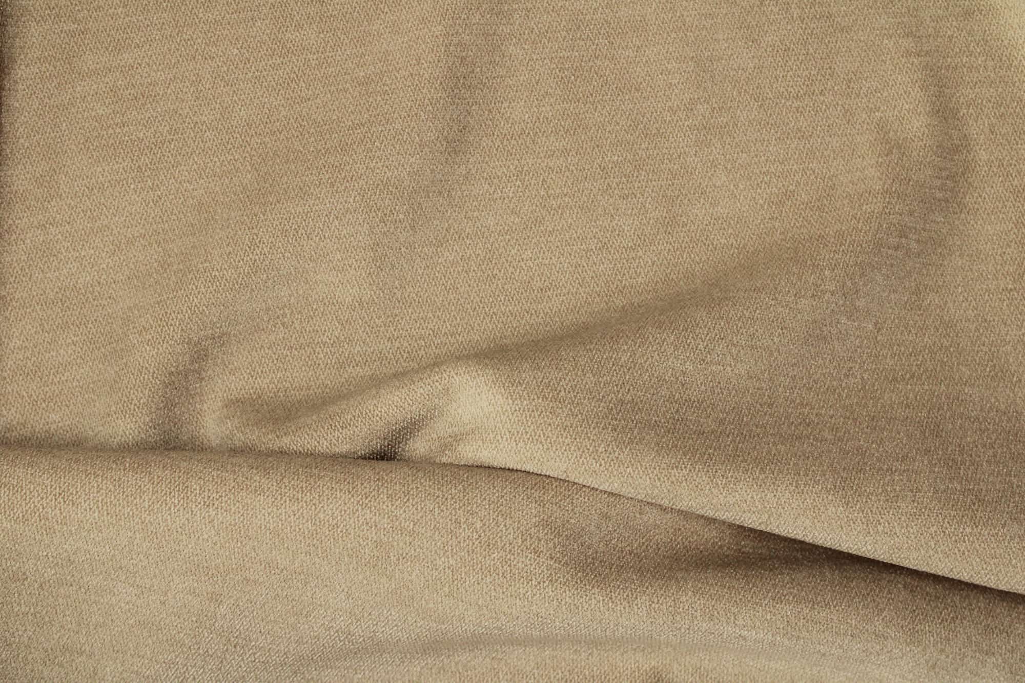 Stofstructuur van crèmekleurige chenille gordijnen van Okika, close up van de stof in elkaar gedraaid.