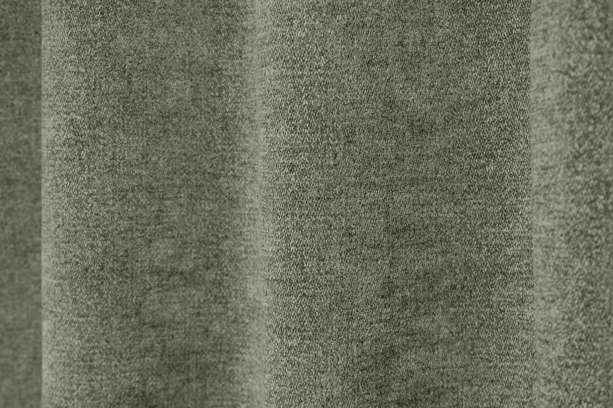 Stofdetails van groene chenille gordijnen van Okika, met zicht op de chenille structuur.