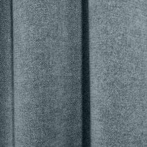 Sfeerfoto van petrol kleurige chenille gordijnen van Okika, waarbij de gordijnen hangen in de plooi.