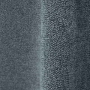 Stofdetails van petrolkleurige chenille gordijnen van Okika, met zicht op de chenille structuur.