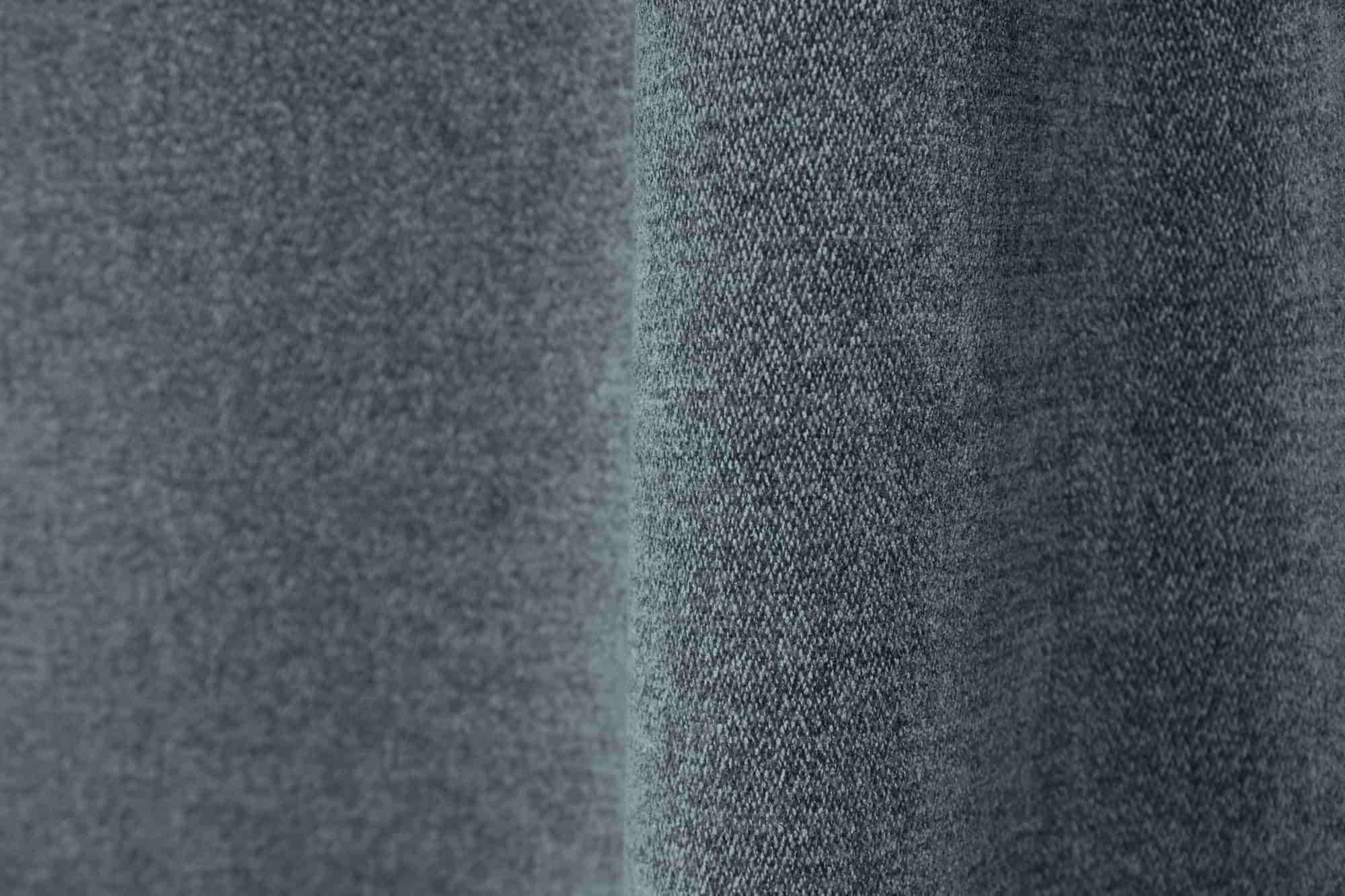 Stofdetails van petrolkleurige chenille gordijnen van Okika, met zicht op de chenille structuur.