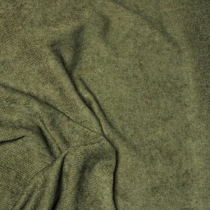 Stofstructuur van donkergroene gordijnen uit de Imperial collectie van Okika, close-up van de structuuur waarbij de structuur in elkaar is gedraaid