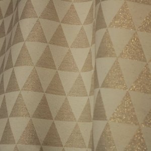 Beige glitter gordijn met driehoekpatroon, sfeer foto van de gordijnen in de plooi