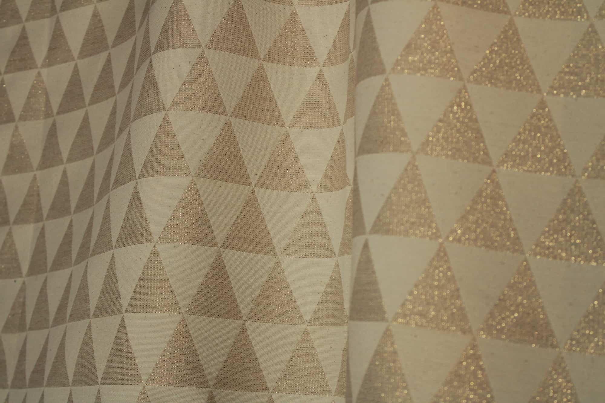 Beige glitter gordijn met driehoekpatroon, sfeer foto van de gordijnen in de plooi