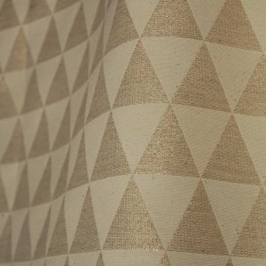 Stofdetail van beige glitter gordijn met driehoekpatroon