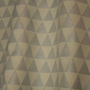 Zilveren glitter gordijnen met driehoekpatroon, sfeer foto van gordijnen in de plooi