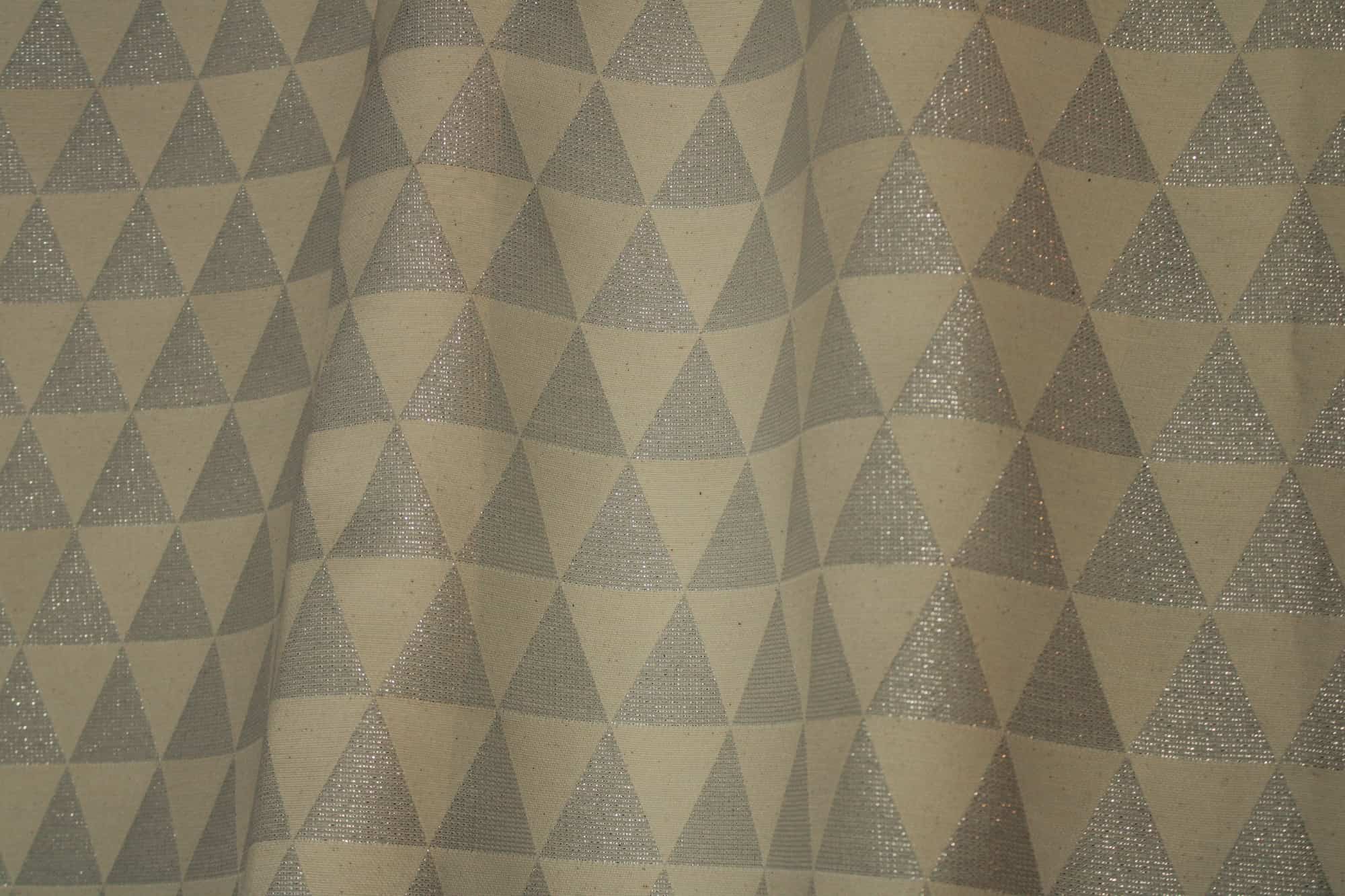 Zilveren glitter gordijnen met driehoekpatroon, sfeer foto van gordijnen in de plooi