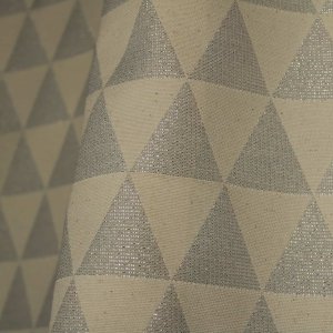 Stofdetail van zilveren glitter gordijn met driehoekpatroon
