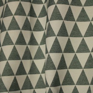 Sfeershot van groene gordijnen met ingeweven driehoekpatroon.