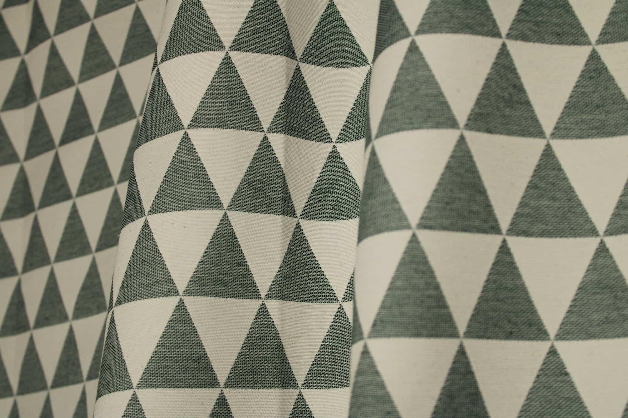 Stofpatroon van groen vintage gordijn met driehoekdesign.