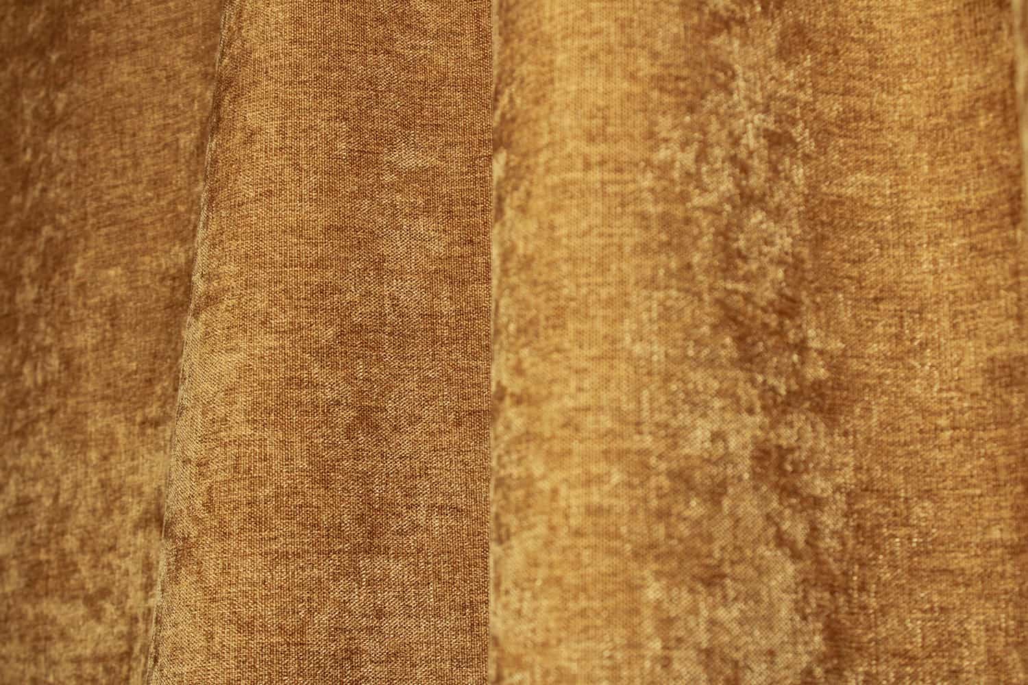 Sfeerbeeld van goudgele chenille krijt gordijnen in de plooi