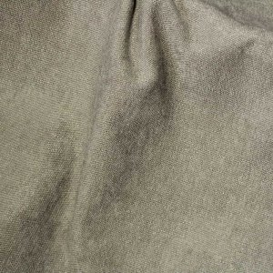 stofstructuur foto met de stof gedraaid zodat je de grijsgroene gordijnen uit de imperial collectie goed op beeld hebt