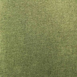 Stofdetails van groene chenille gordijnen van Okika, met een zachte structuur en gelijkmatige weving zichtbaar bij natuurlijk licht.