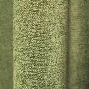 Stofpatroon van groene chenille gordijnen van Okika, met zicht op de stof in de plooi en een gelijkmatige, zachte structuur.