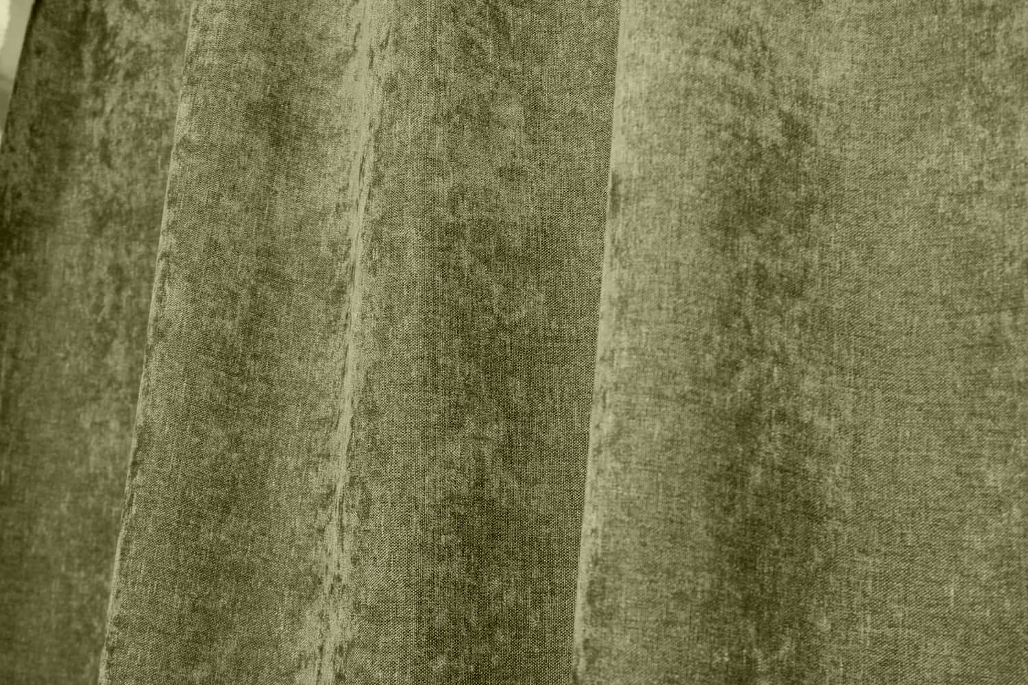 Sfeerbeeld van chenille gordijnen met een zachte krijtlook, op maat gemaakt door Okika