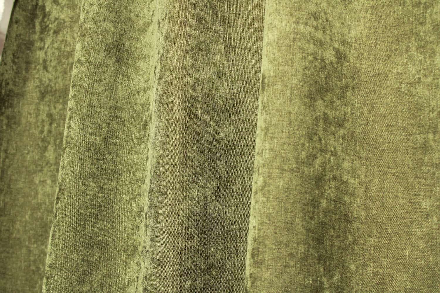 Sfeerbeeld van chenille gordijnen met een zachte krijtlook, op maat gemaakt door Okika