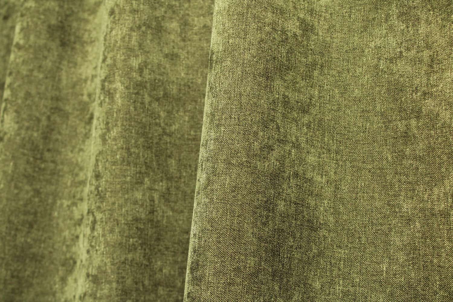 Stofdetails van groene chenille gordijnen met een zachte krijtlook – Okika