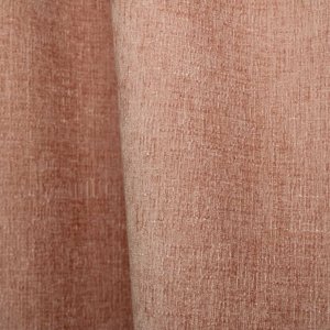 Sfeerfoto van lichtroze teddy chenille gordijnen van Okika, getoond in de plooi, met een zachte en rustige uitstraling bij natuurlijk licht in het interieur.