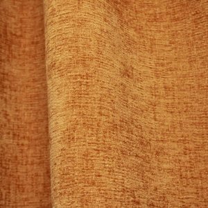 Stofdetails van okergele teddy chenille gordijnen van Okika, waarbij de stof van dichtbij is vastgelegd.