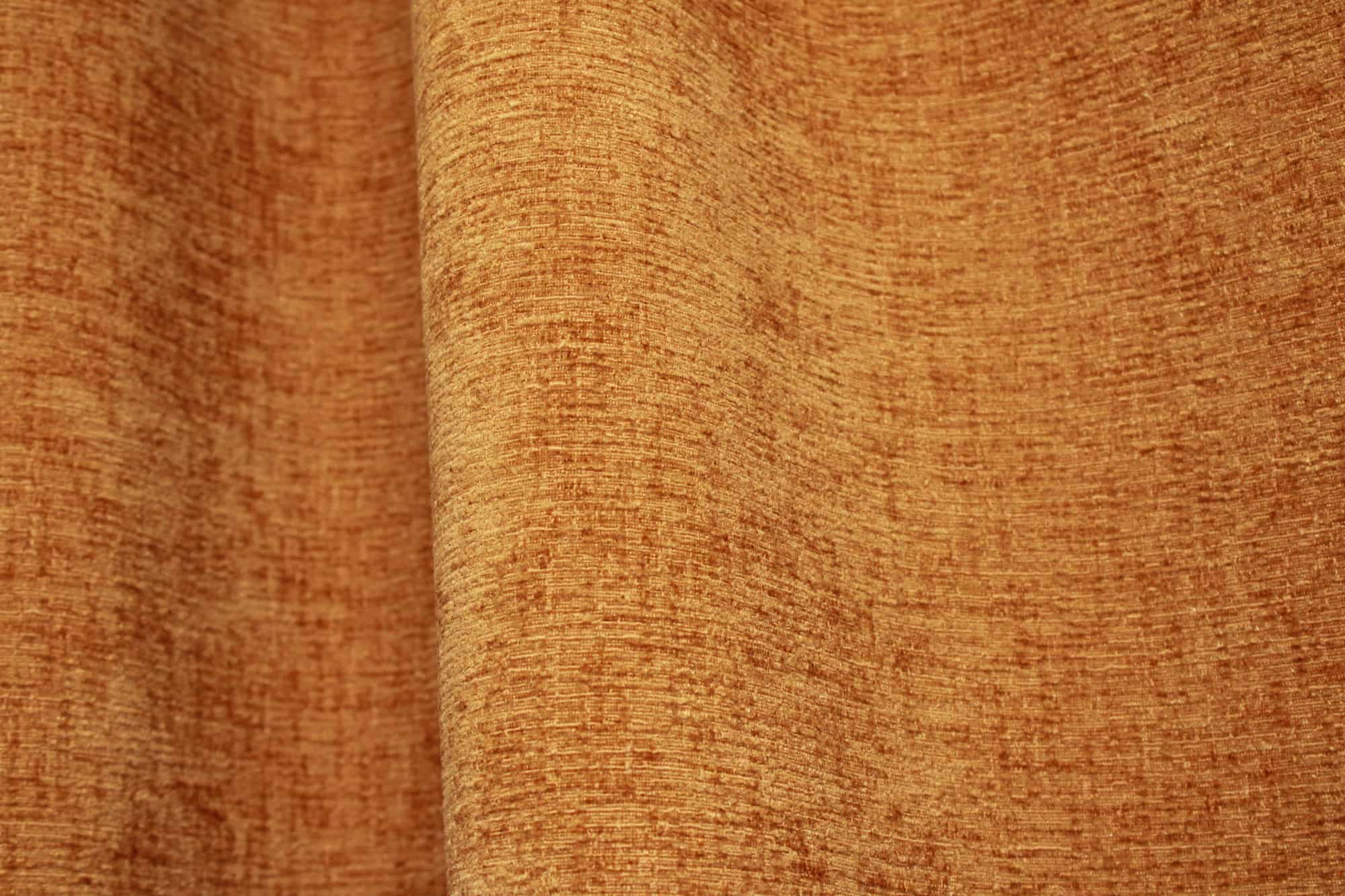 Stofdetails van okergele teddy chenille gordijnen van Okika, waarbij de stof van dichtbij is vastgelegd.