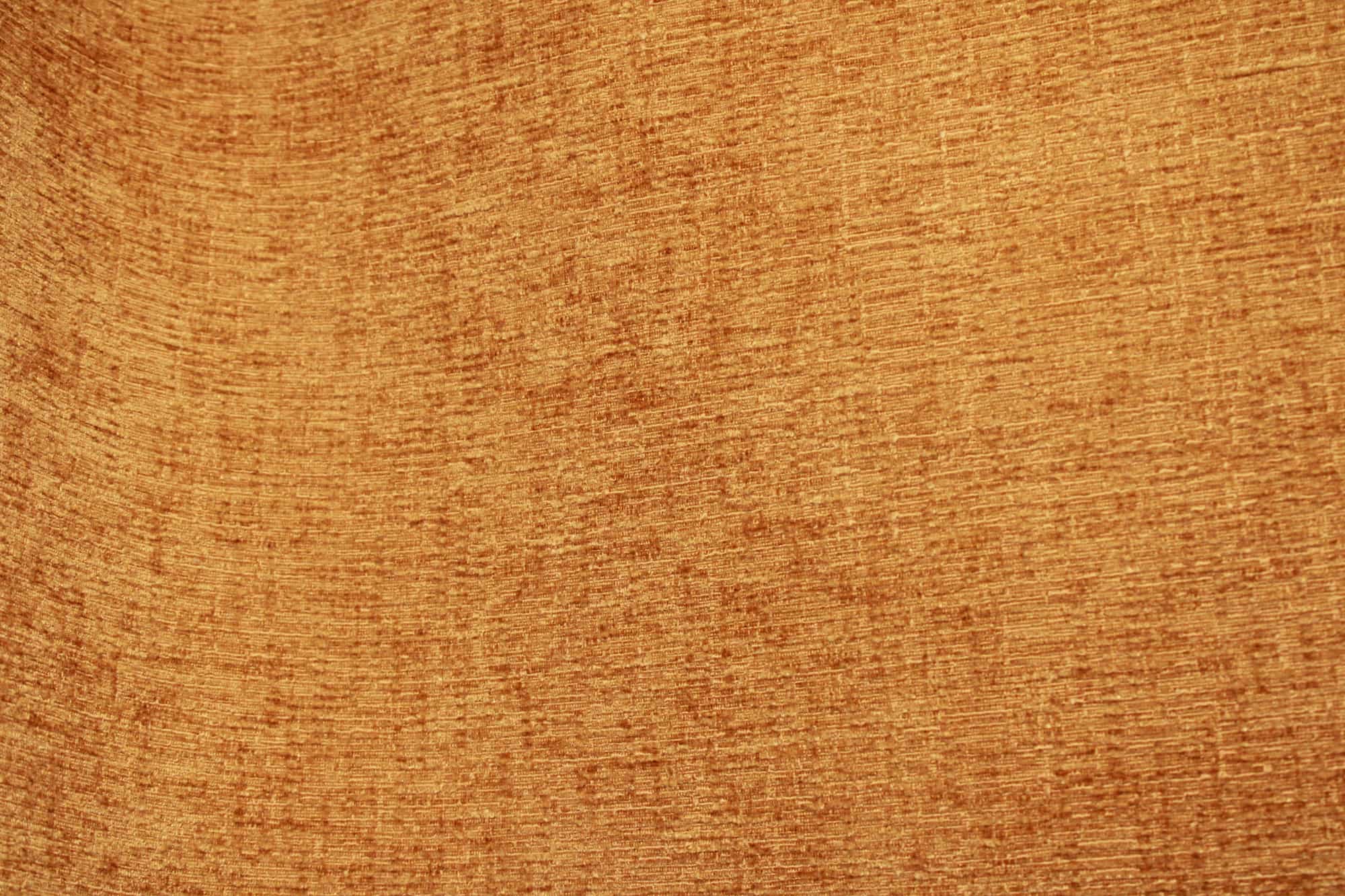 stofpatroon van okergele teddy chenille gordijnen van Okika, gefotografeerd in de plooi.