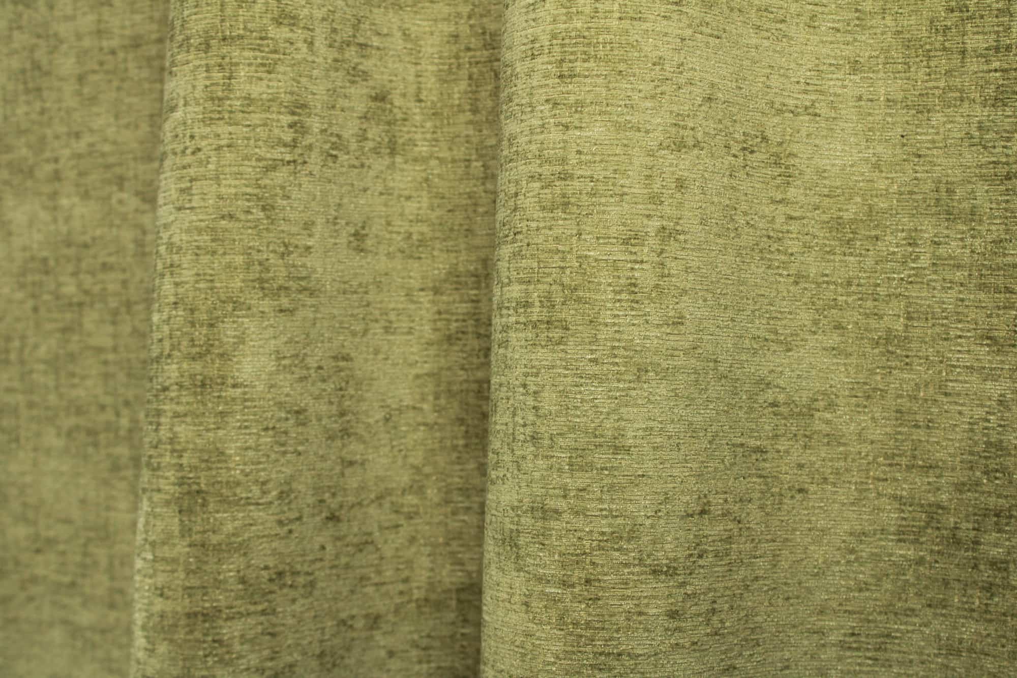 sfeerfoto van olijfgroene gordijnen uit de teddy cehnille collectie van okika