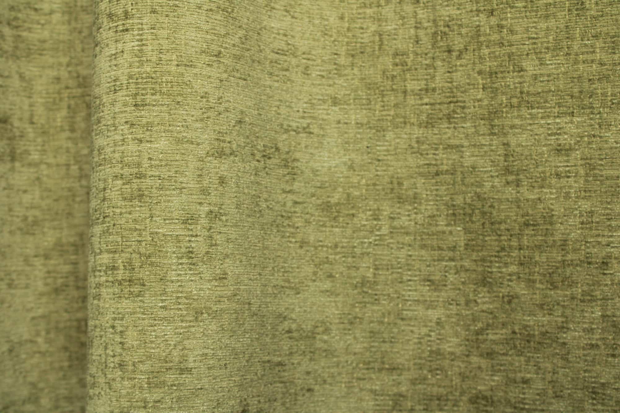 stofdetails van olijfgroene gordijnen die in de plooi hangen, zachte chenille stof goed zichbaar.