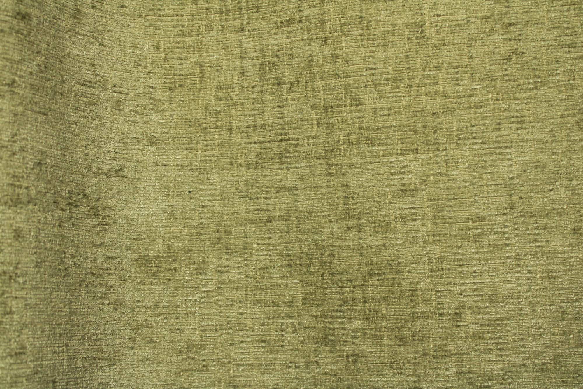 olijfgroene gordijnen met stofpatroon duidelijk in beeld, verspringende garens van de chenille teddy stof goed zichtbaar