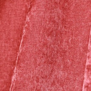 Oudroze chenille gordijnen in close-up, met de zachte krijtstructuur duidelijk zichtbaar